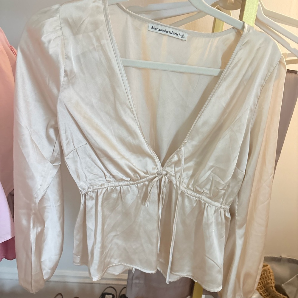 ABERCROMBIE SATIN TIE BLOUSE
